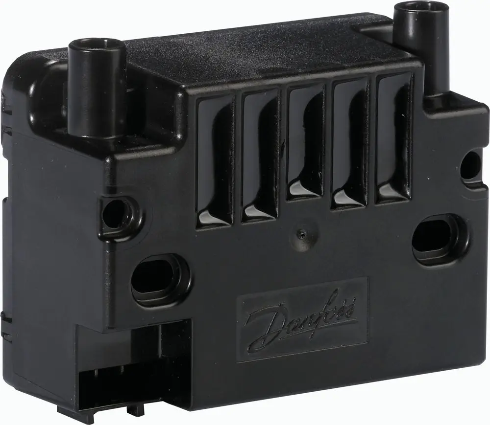 Schwarze Zündeinheit von Danfoss mit mehreren Anschlüssen, rechteckiger Form und Lüftungsschlitzen auf der Oberseite.